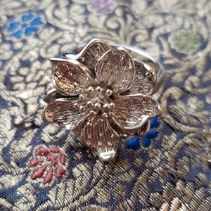 Womans flower ring